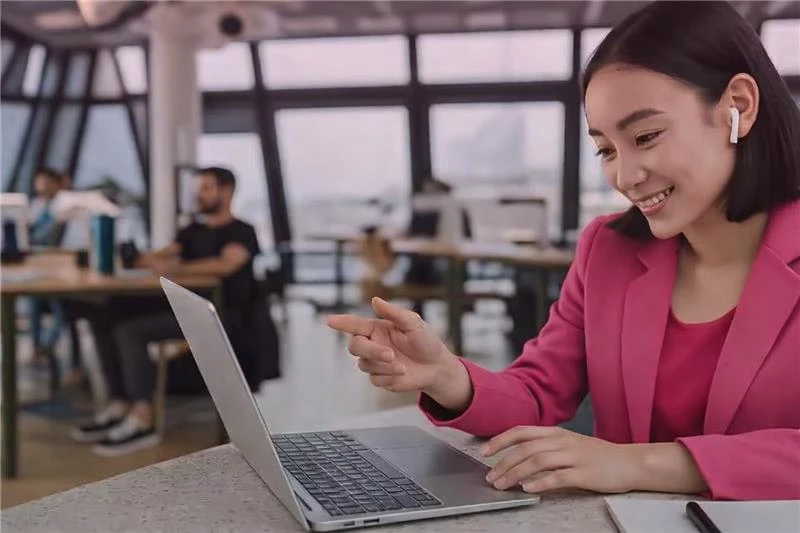 演示者的生成式人工智能 ()
